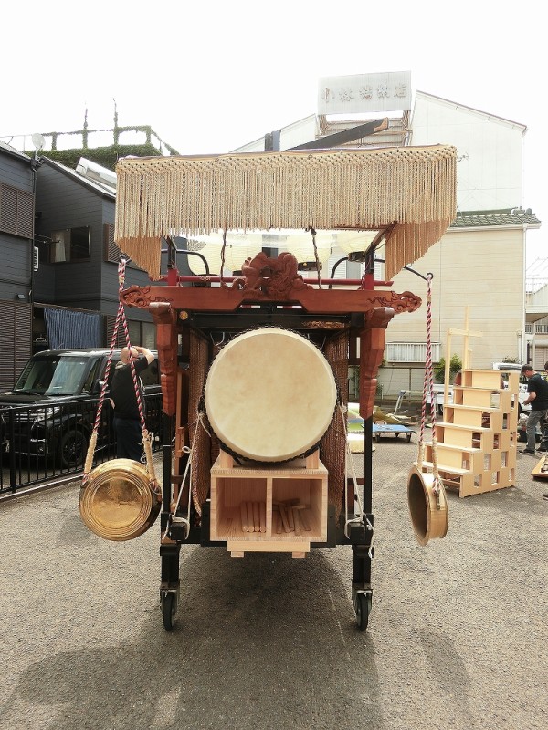 24 桑名市 第五組入江葭町 大太鼓張り替え① : 神社前2F特設祭事場