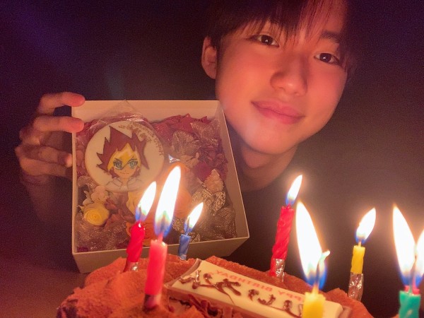 遊戯王SEVENS】王道遊我役の石橋陽彩さんの17歳の誕生日を遊戯王チーム