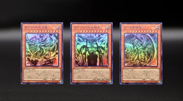 遊戯王情報】「遊戯王OCG ARTWORK SERIES ミニ掛軸 三幻神」に収録され