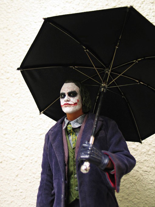 フィギュア】HOTTOYS ジョーカーにDID T.Becker付属の傘を持たせてみた