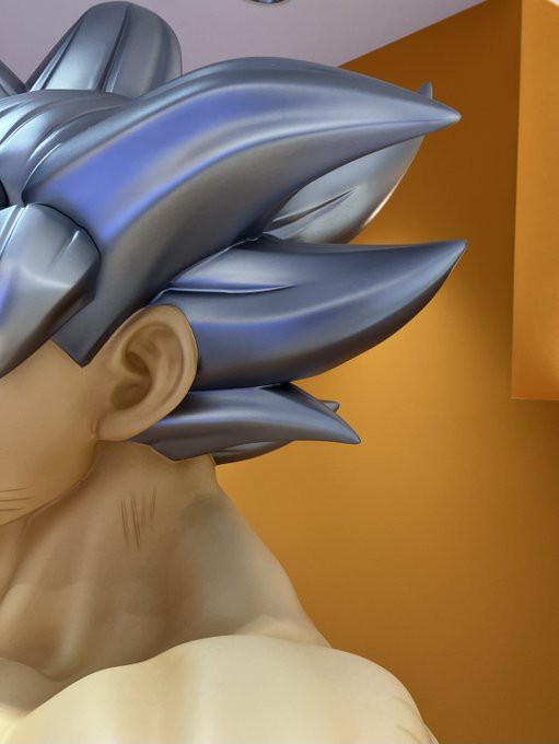 DRAGON BALL STORE TOKYO 店内では身勝手の極意の孫悟空が立像で登場