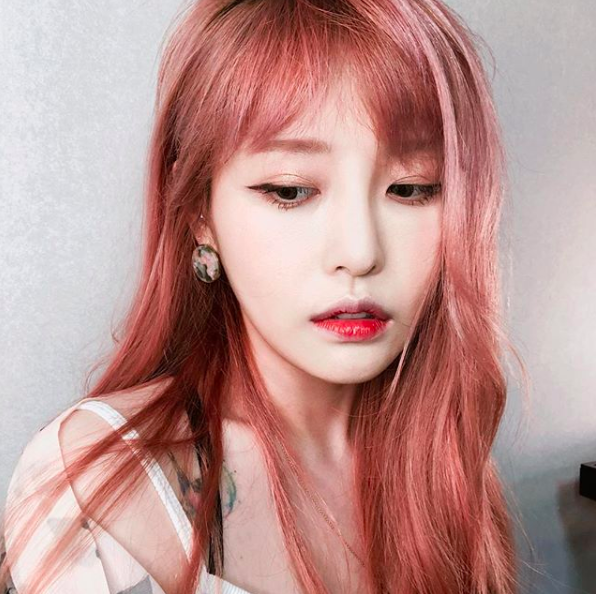 美女的ラッパーkasperがメランコリックな雨空に囁くように歌う Duduru Mv K Popの端っこ