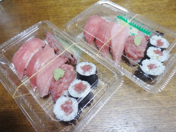 すし遊館の「生本マグロ5種盛り」 : 章姫イチゴと有機JAS朝日米