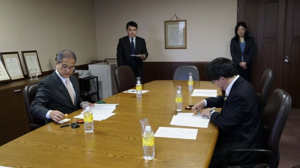 法曹コース 明治大学 千葉大学 首都大学東京との調印式の様子 明治学院大学法学部 公式ブログ