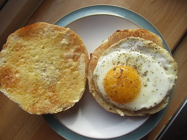 640px--2019-09-03_Fried_egg_on_toasted_muffin__Cromer