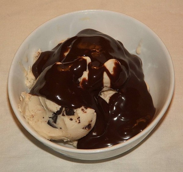 640px-Chocolate_syrup_topping_on_ice_cream