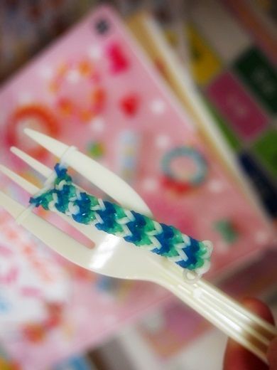 シリコンゴムとフォークで 本を見ながらアクセサリーを作る を 買ったら