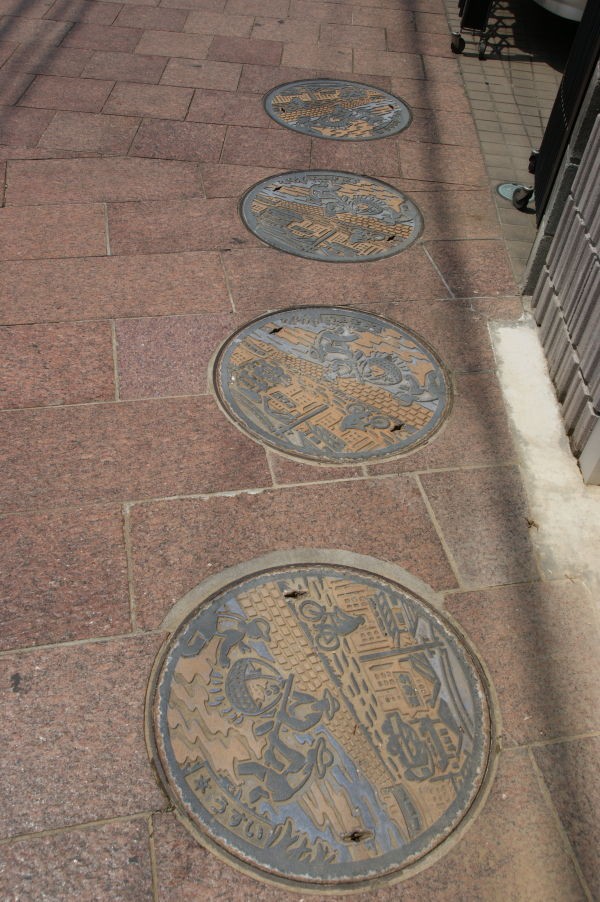 竹ノ塚マンホール蓋通りの謎にせまる！ : みちくさ学会