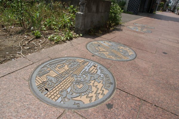 竹ノ塚マンホール蓋通りの謎にせまる！ : みちくさ学会