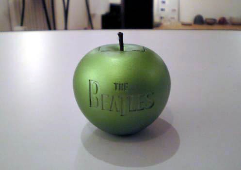 THE BEATLES リンゴ型 USBメモリ　ビートルズベスト ASCII.jp：ビートルズの曲入り「リンゴ型USB」を速攻買い!! (2/2)