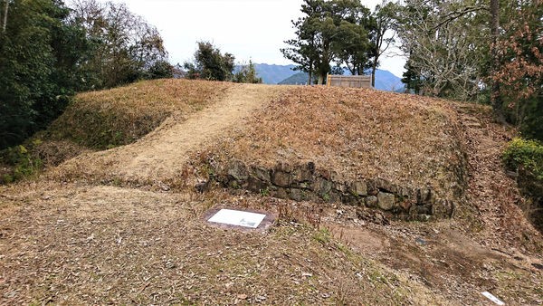 河後森 かごもり 城 土佐一条氏と長宗我部元親がしのぎを削った南予の山城 人は城 人は石垣 人は堀