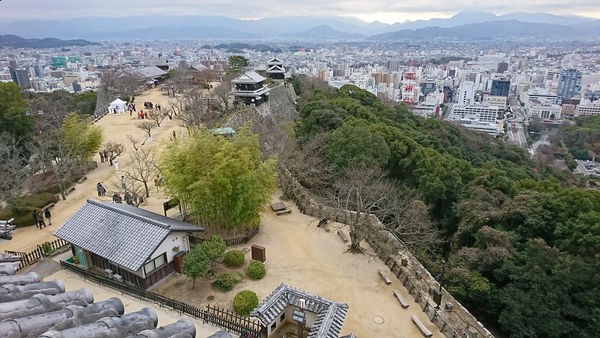 松山城 賤ヶ岳七本槍が築城した難攻不落の平山城 人は城 人は石垣 人は堀