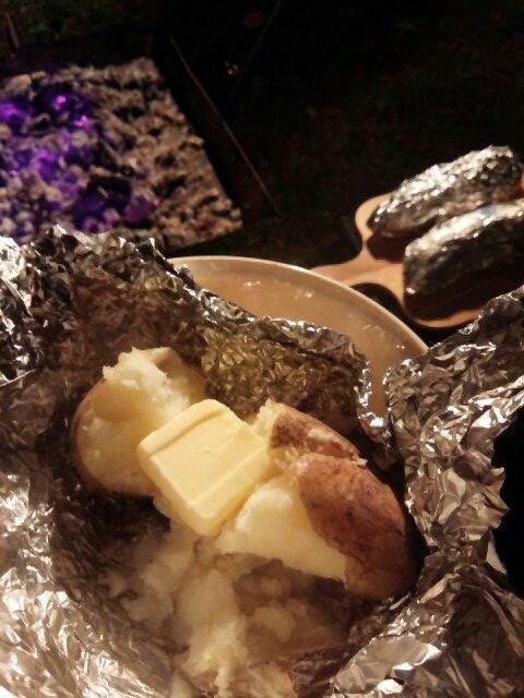 焚き火で焼き芋 リュック一つでキャンプするはずだった女ブログ