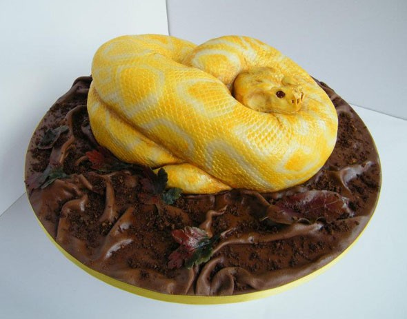 ヘビを模したワンホールケーキ 見切り発車的な