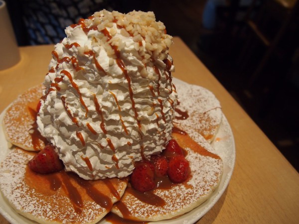 女二郎 こと エッグスンシングス原宿店 でパンケーキキャラメルソースクリームマシマシを食ってきた 東京別視点ガイド