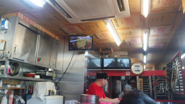 竹炭入り 麺でる田園調布本店 行ったら 尋常じゃないぐらい真っ黒なラーメンが出てきた 東京別視点ガイド