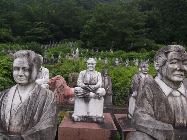 総数1200体超え】「ふれあい石像の里」には一般人の石像が溢れ