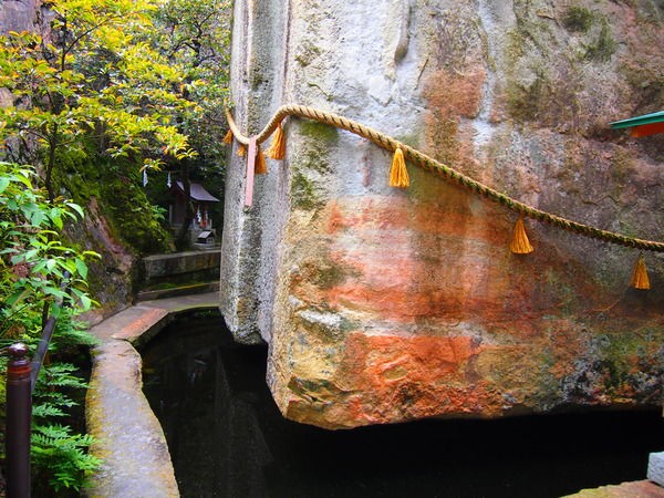 ラピュタの世界観】兵庫県「生石神社」には、空中に浮く7m四方の巨岩