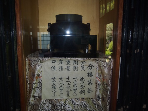 ぶんぶく茶釜のモデル 茂林寺 はタヌキまみれ なぜかみな右斜め上を見てる 東京別視点ガイド