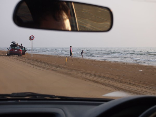 日本でここだけ！車で波打ちぎわを走れる砂浜「なぎさドライブウェイ
