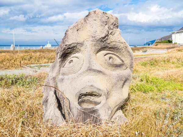 モヤイ像だらけの島】メシ・観光・モヤイ・全解説版 東京の離島「新島」を別視点で観光するプラン : 東京別視点ガイド