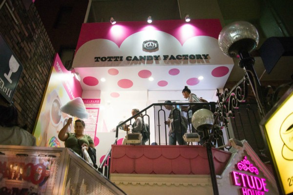 原宿の Totti Candy Factory トッティー キャンディー ファクトリー には日本一大きくてカラフルな綿あめがあるぞ 東京別視点ガイド