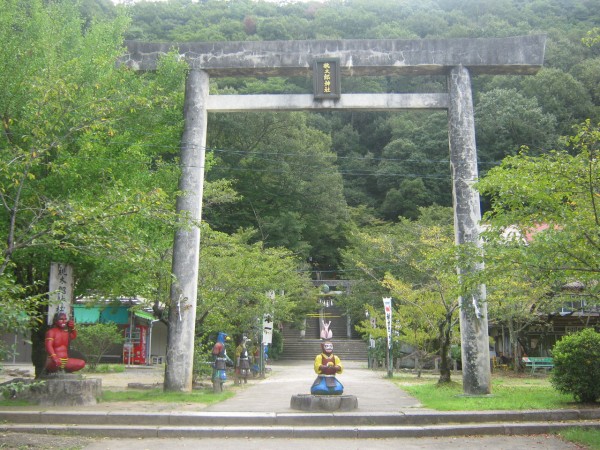 桃太郎が生まれた あの桃 鬼が島の岩 を見れるのは この神社だけ 桃太郎神社 愛知県犬山市 東京別視点ガイド