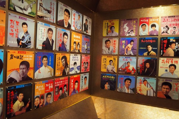 メカさぶちゃんが歌い、龍が白煙を吐く！函館の「北島三郎記念館」は