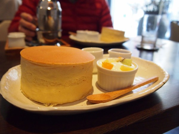 日本一分厚いと評判のパンケーキを カフェサロンsonjin で食べてきた 東京別視点ガイド
