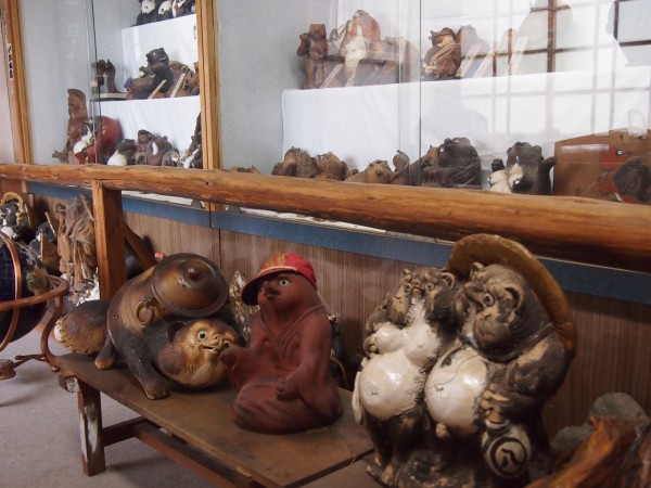 ぶんぶく茶釜のモデル「茂林寺」はタヌキまみれ！なぜかみな右斜め上を