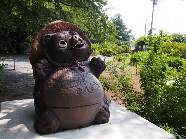 ぶんぶく茶釜のモデル「茂林寺」はタヌキまみれ！なぜかみな右斜め上を