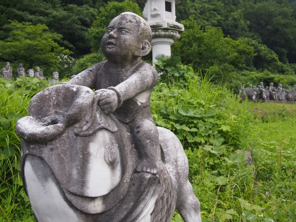 総数1200体超え】「ふれあい石像の里」には一般人の石像が溢れ