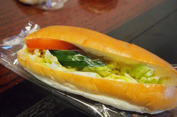 人形町の老舗パン屋 サンドイッチパーラーまつむら に ちくわドックが売ってるよ ソーセージじゃなく ちくわが１本挟まってる 東京別視点ガイド