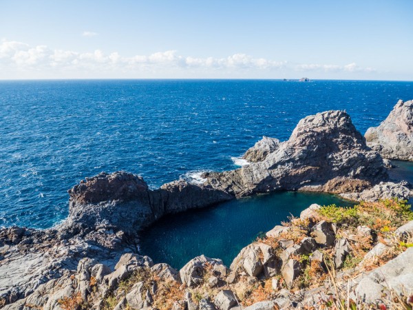 謎めく黒曜石の島】メシ・観光・行事・みやげ・全解説版 東京の離島「神津島」を別視点で観光するプラン : 東京別視点ガイド