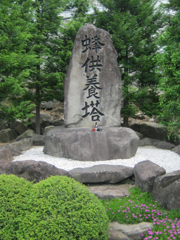 160個のスズメバチの巣を合体させた富士山だって！？世にも奇妙な