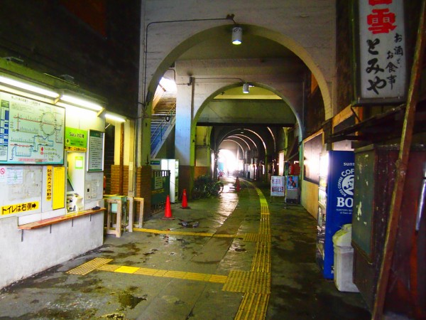 横浜とはおもえぬ無人駅 鶴見線 国道駅 は薄暗くって 機銃掃射痕があって レトロにもほどがある 東京別視点ガイド