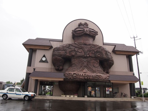 つがる市 木造駅 には高さ１７ｍの超デカい土偶が張りついてる 東京別視点ガイド