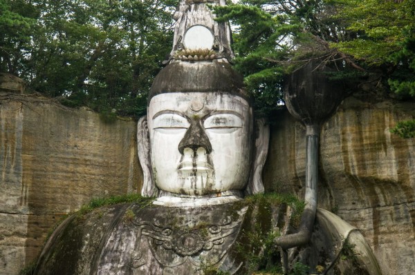 35年間、1人の男が岩山を削った巨大仏！「百尺観音」には一族4代の夢が