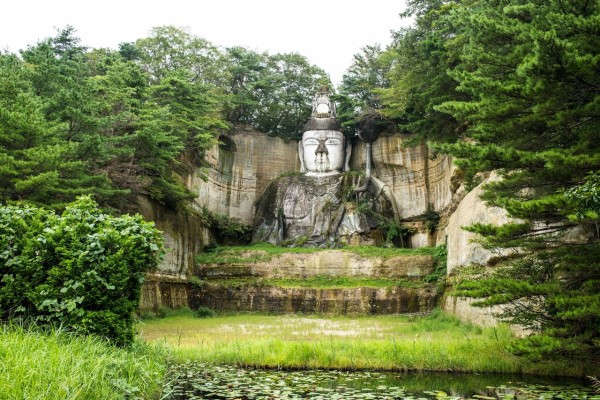 35年間、1人の男が岩山を削った巨大仏！「百尺観音」には一族4代の夢が