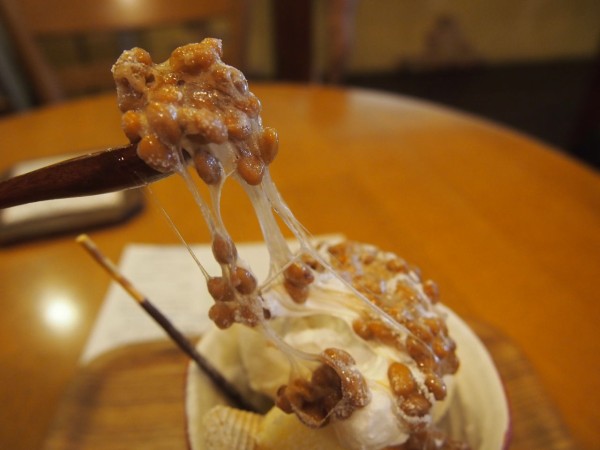 納豆 アイス トルコアイス まちのちいさなパフェ屋さん の白ゴマ納豆パフェはネバネバうまうまだ 東京別視点ガイド