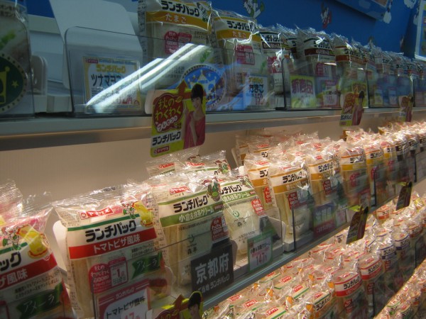 ぼっかけ風 ゼリーフライ風 レアなご当地ものが勢ぞろい ランチパック専門店 秋葉原 東京別視点ガイド