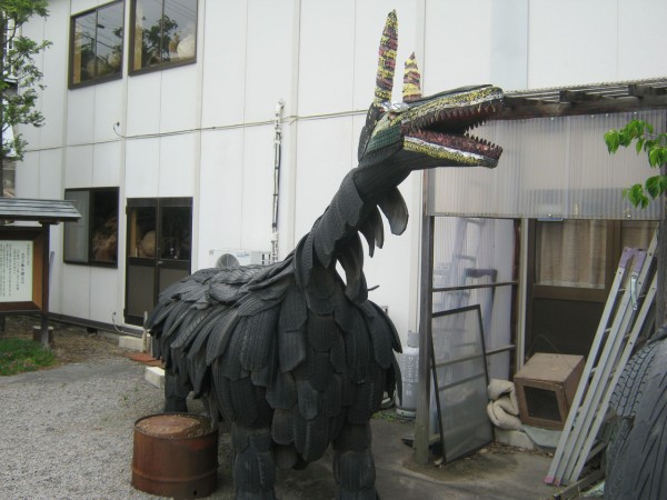 160個のスズメバチの巣を合体させた富士山だって！？世にも奇妙な