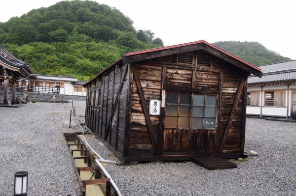 １０分以上入っちゃいけない 恐山霊場 にある掘ったて温泉は超強烈な酸性だった 東京別視点ガイド