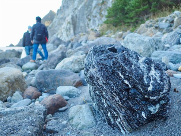 神津島の黒曜石には人々をどうにかさせてしまうパワーがあった : 東京別視点ガイド