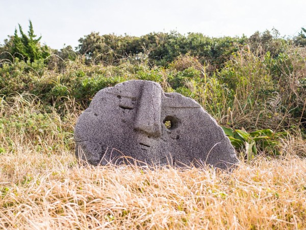 モヤイ像だらけの島】メシ・観光・モヤイ・全解説版 東京の離島「新島」を別視点で観光するプラン : 東京別視点ガイド