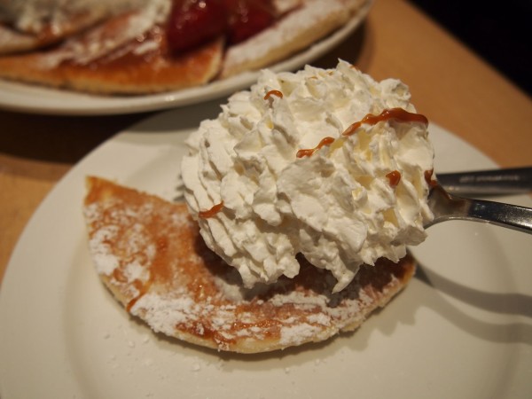 女二郎 こと エッグスンシングス原宿店 でパンケーキキャラメルソースクリームマシマシを食ってきた 東京別視点ガイド