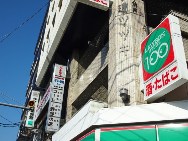 秘技カフェオレ天井落とし 名古屋駅 喫茶ツヅキ は三脚のうえからコーヒーを注ぐのだ 東京別視点ガイド