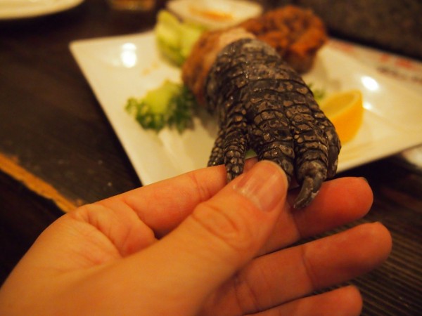 珍獣屋 でウーパールーパーの一本揚げ ワニの手の一本揚げ マンボウの刺身を食べてきた 東京別視点ガイド