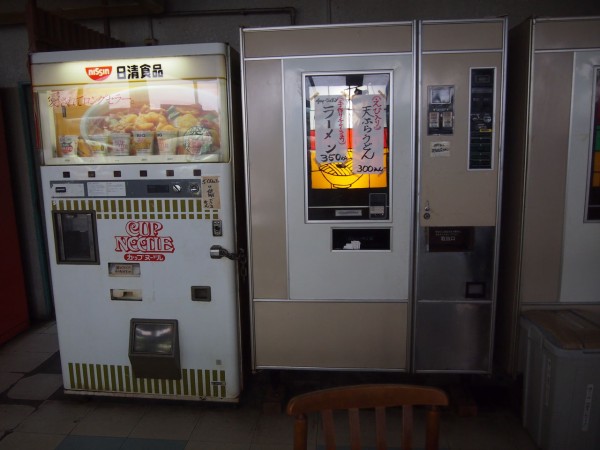 群馬県】レトロ自販機が揃う「ドライブイン七輿」は哀愁ただよう場所