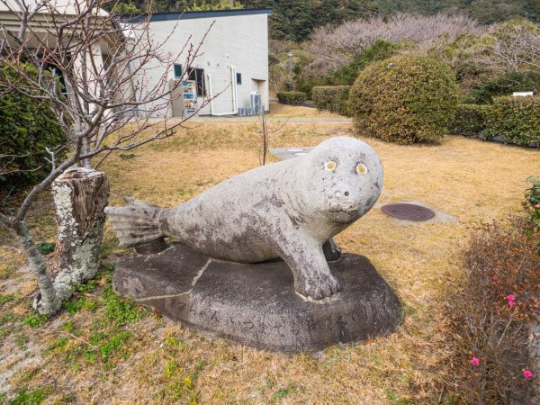 モヤイ像だらけの島】メシ・観光・モヤイ・全解説版 東京の離島「新島」を別視点で観光するプラン : 東京別視点ガイド